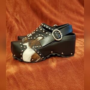 XOBZJH BLACK LEATHER PLATFORM CLOGS WITH COW PRINT CALF HAIR